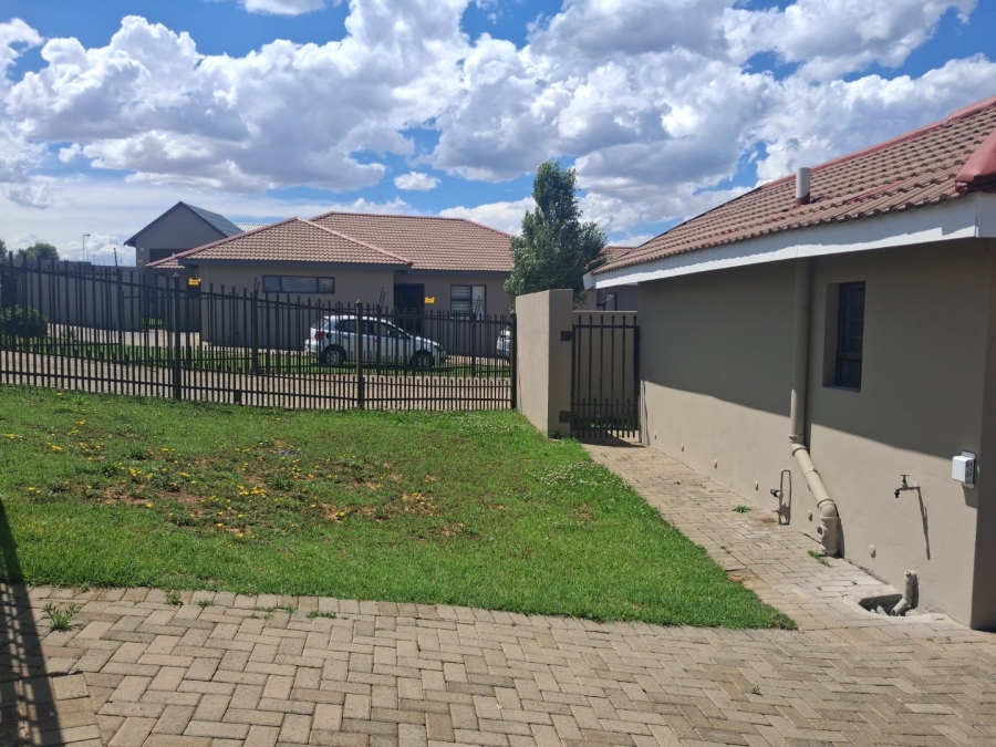 To Let 3 Bedroom Property for Rent in Hillside Free State